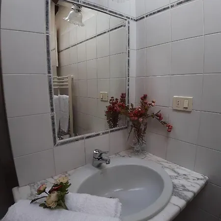 Cortona's Rooftop Nest Apartment