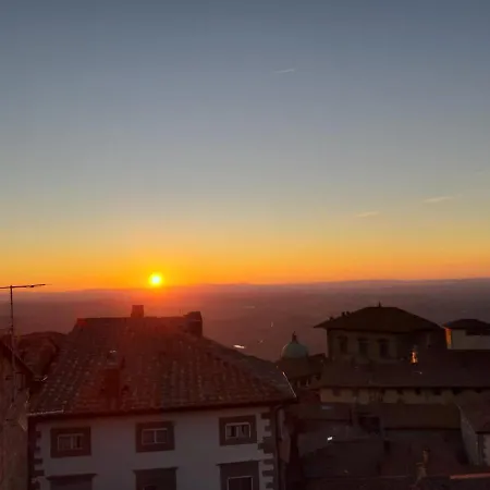 Cortona's Rooftop Nest Apartament