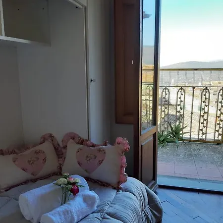 Cortona's Rooftop Nest Appartement