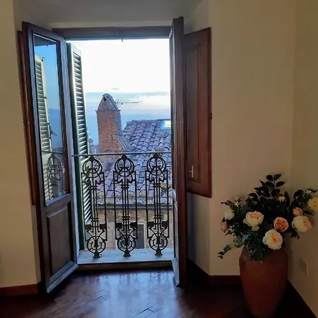 Cortona's Rooftop Nest Appartement *