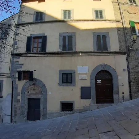 Cortona's Rooftop Nest Appartement