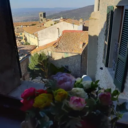 Cortona's Rooftop Nest Appartement *