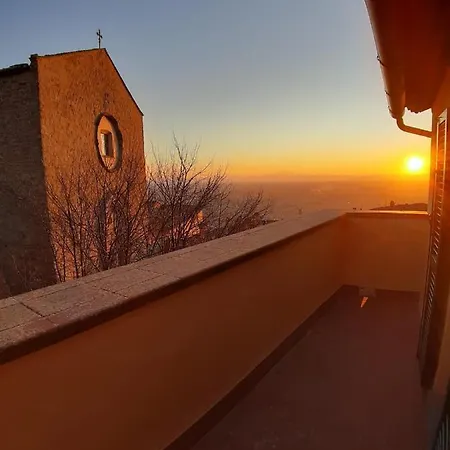Cortona's Rooftop Nest Appartement *