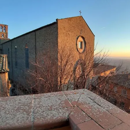 Cortona's Rooftop Nest Appartement