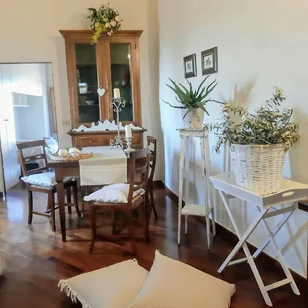 Cortona's Rooftop Nest Appartement