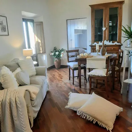 Cortona's Rooftop Nest Appartement *