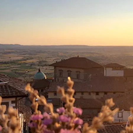 Cortona's Rooftop Nest Appartement