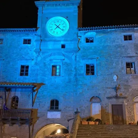 Cortona's Rooftop Nest Appartement
