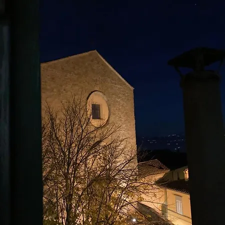 Cortona's Rooftop Nest Appartement *