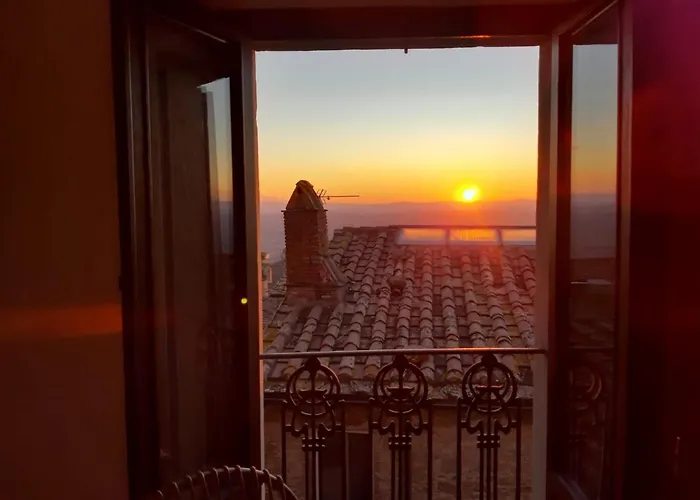 Cortona's Rooftop Nest * コルトーナ