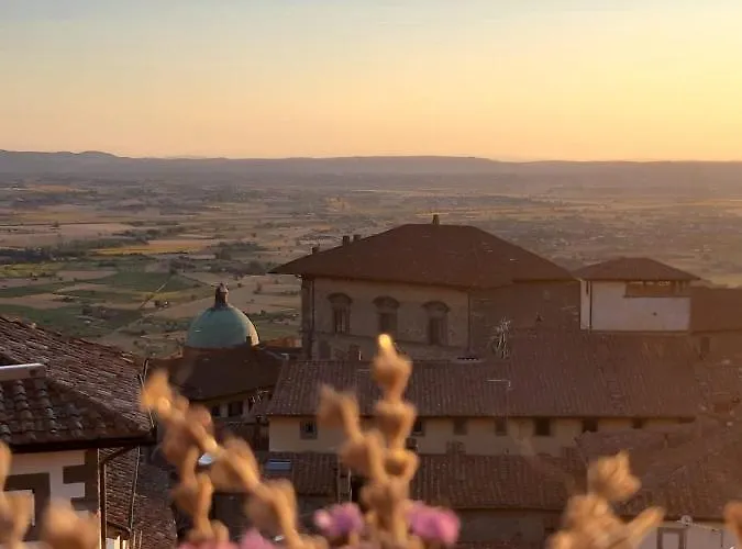 Cortona's Rooftop Nest Appartement
